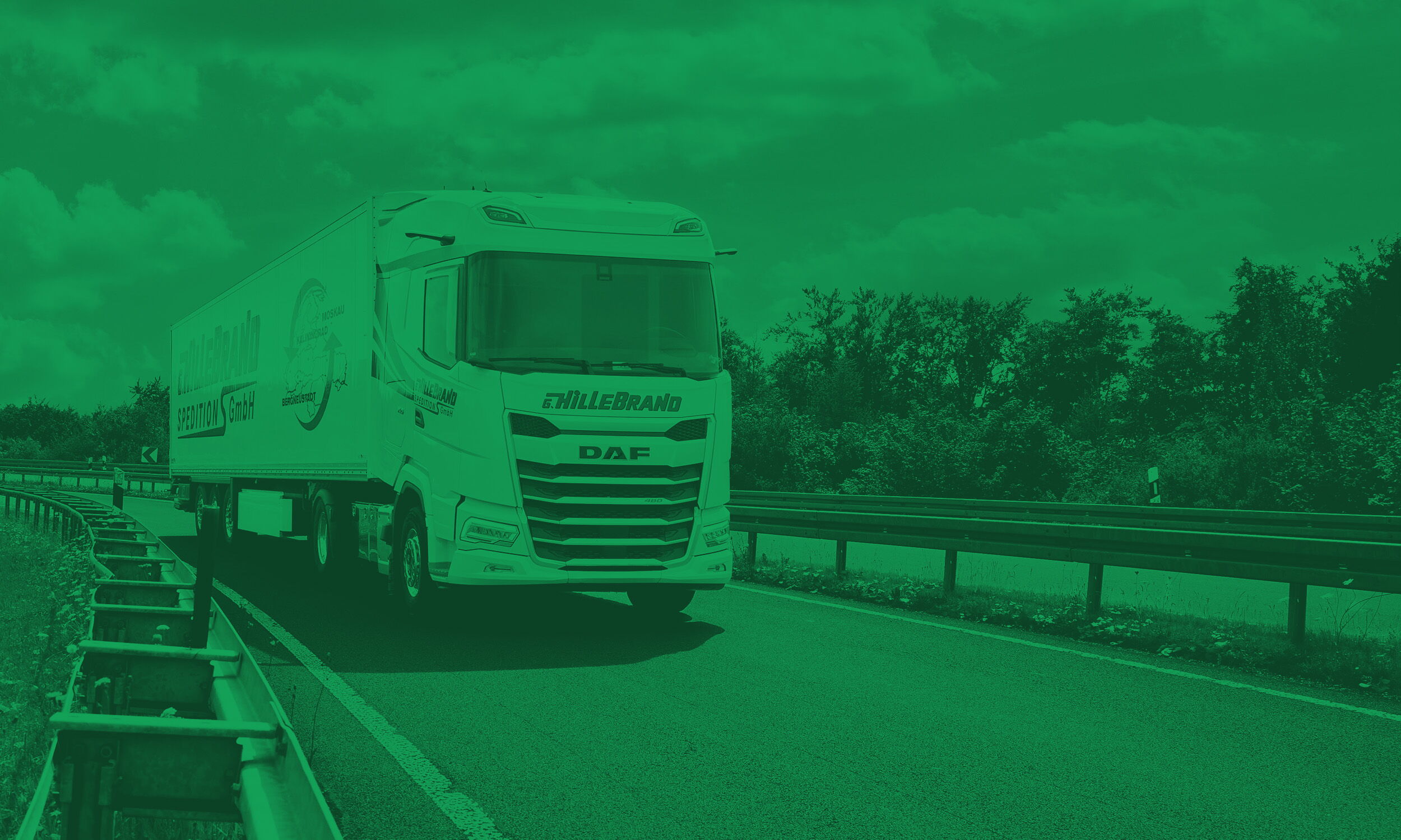 Transportfahrzeug der Spedition Hillebrand auf der Straße