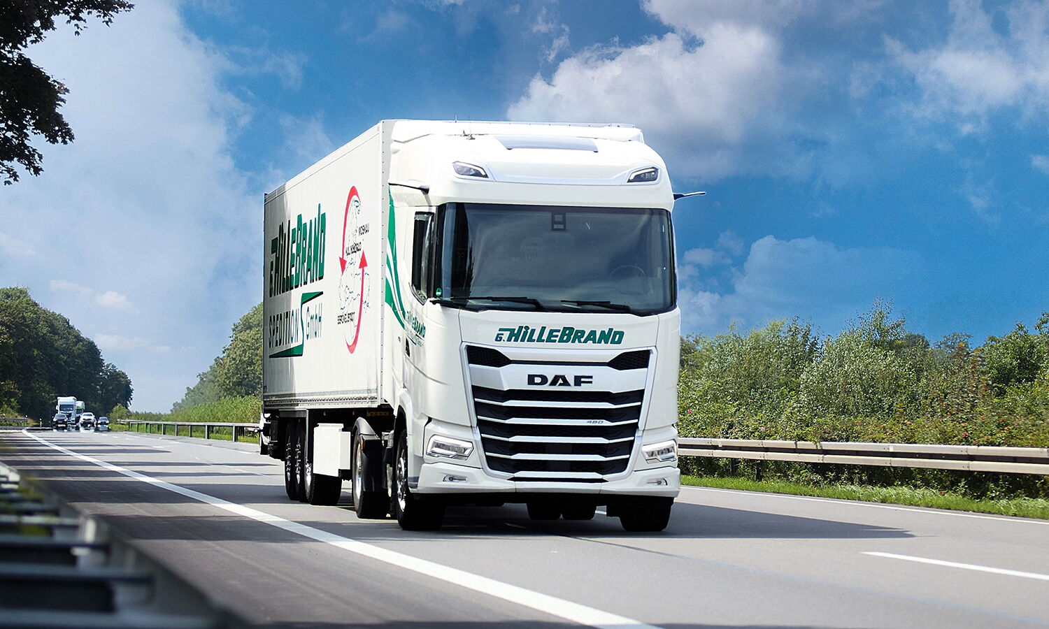 Lkw der Spedition Hillebrand beim Transport auf deutscher Straße