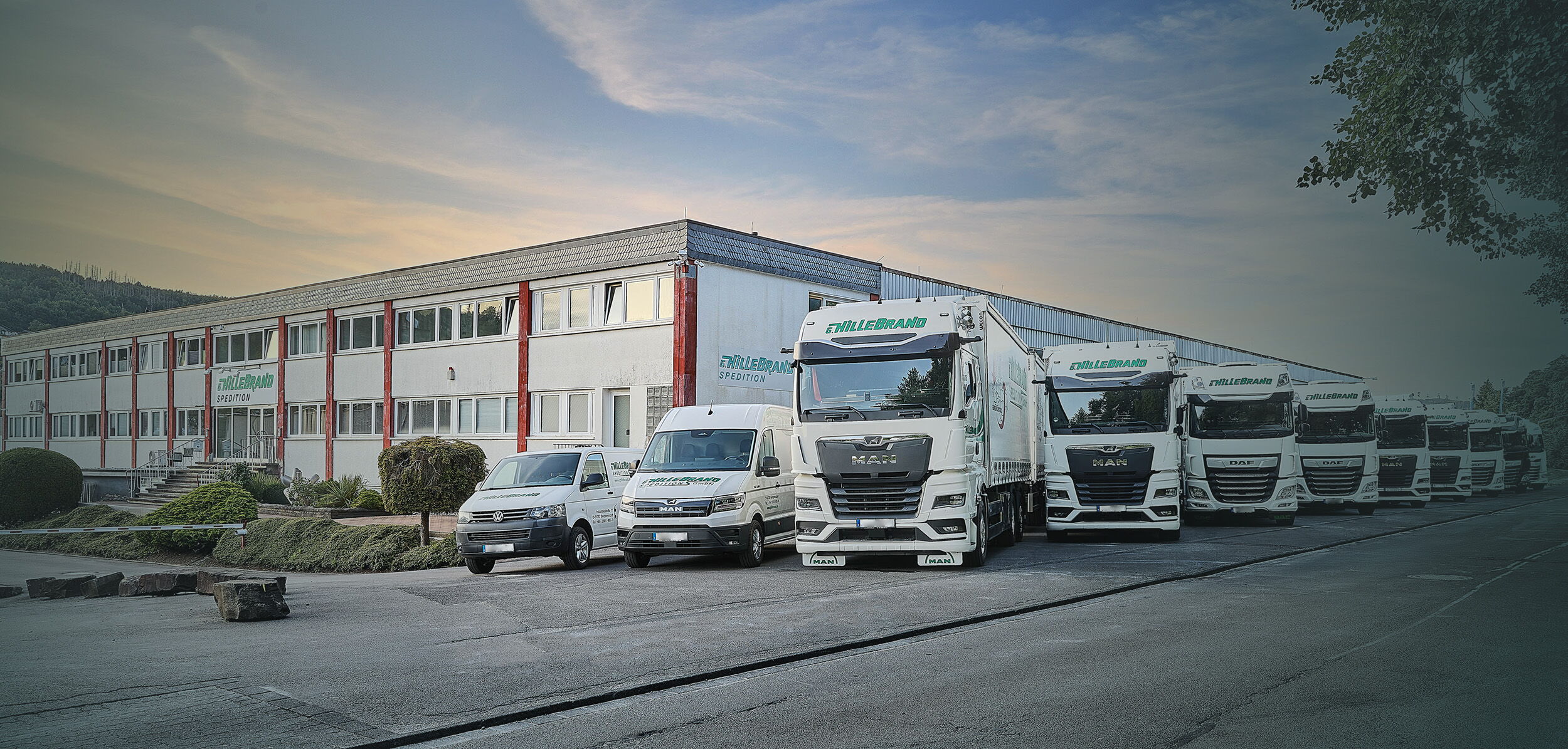 Firmengelände der Spedition Hillebrand mit Fuhrpark