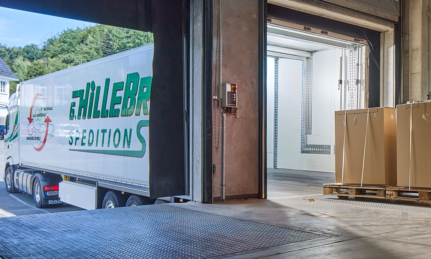 Lagerhalle mit Paletten und Logistikflächen