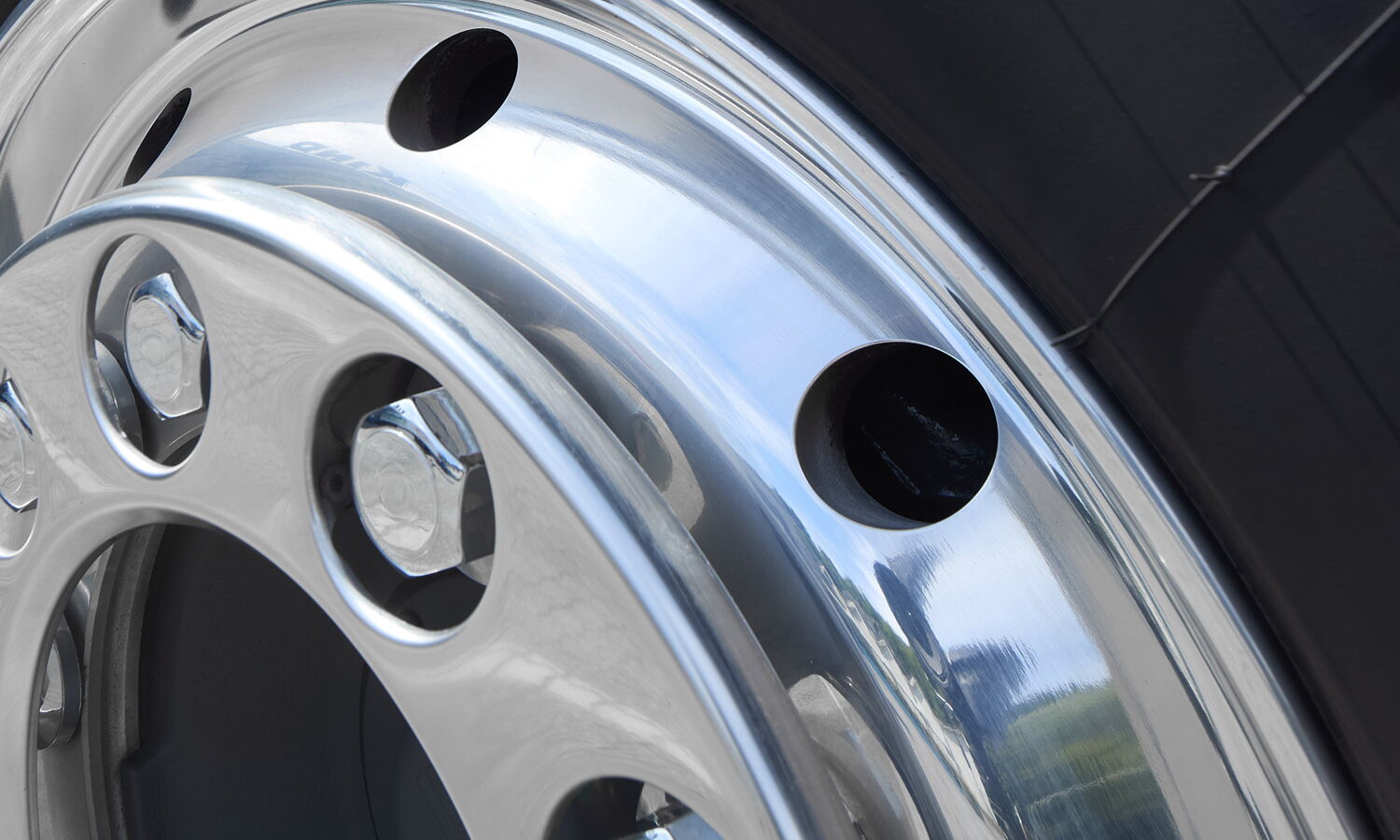 Reifen eines Lkw als Detailaufnahme aus dem Speditionsalltag