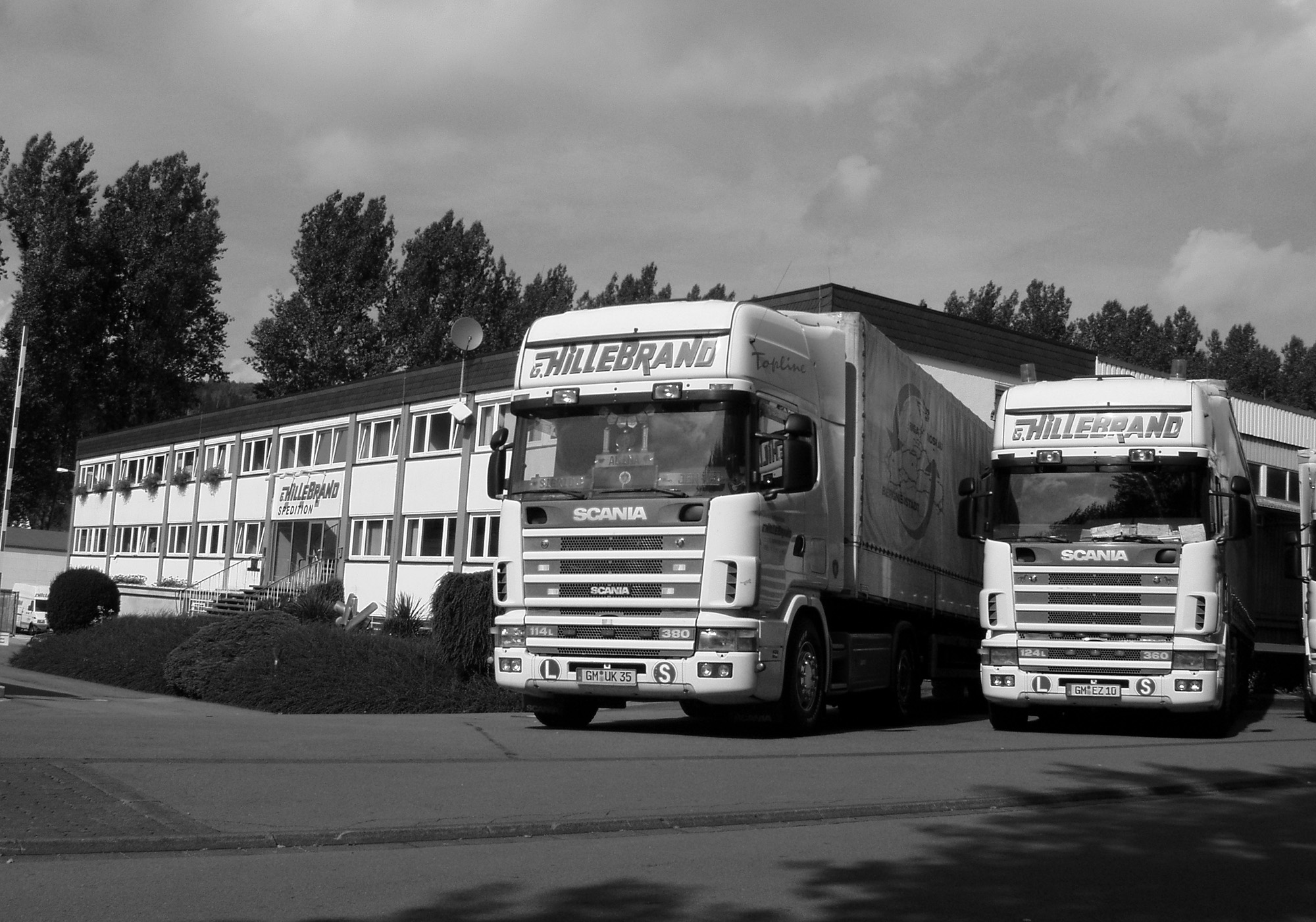 Historische Aufnahme des Fuhrparks der Spedition Hillebrand